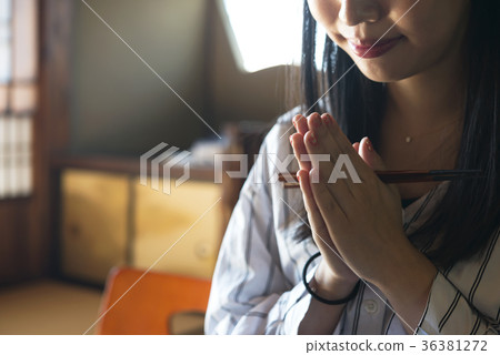 吃日本食物的少婦在一個部分被切開的旅館 36381272