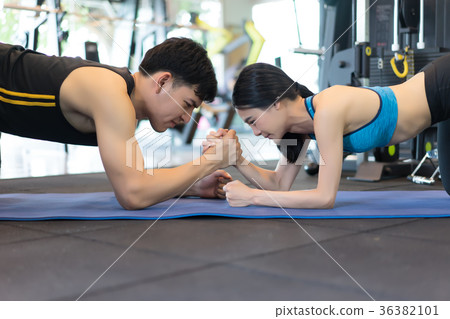 Sporty couple push ups plank and arms wrestling Sporty couple push ups plank and arms wrestling 36382101