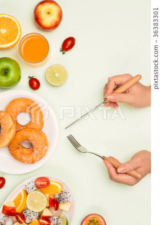 Eating delicious summer tropical fruits 36383301