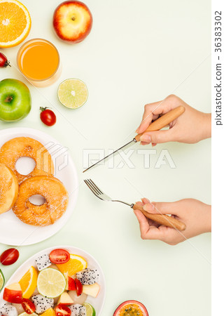 Eating delicious summer tropical fruits 36383302