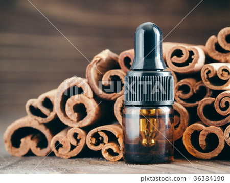 Essential cinnamon oil Essential cinnamon oil 36384190