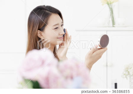 Young woman 36386855