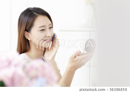 年輕的女人 年輕的女人 36386859