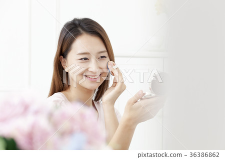 年輕的女人 36386862