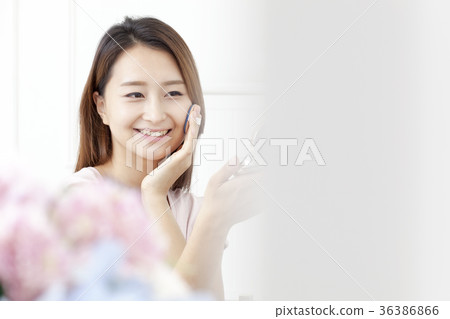 年輕的女人 年輕的女人 36386866