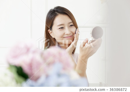 年輕的女人 年輕的女人 36386872