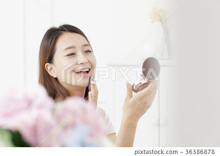 年輕的女人 年輕的女人 36386878