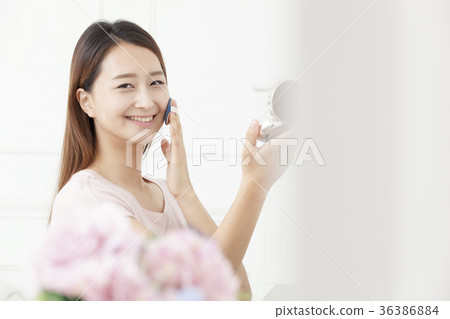 年輕的女人 36386884