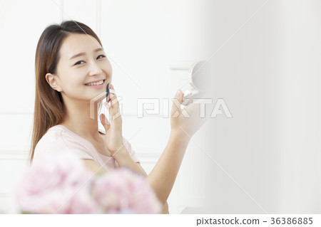 年輕的女人 年輕的女人 36386885
