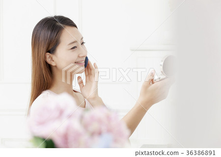 年輕的女人 年輕的女人 36386891
