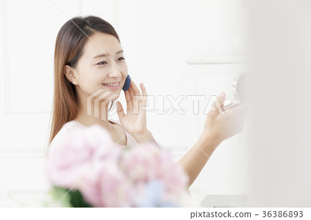 年輕的女人 年輕的女人 36386893