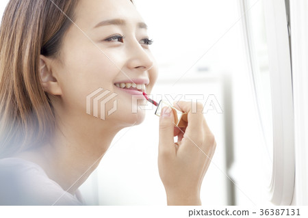 Young woman 36387131