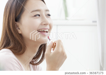 Young woman 36387173