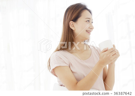 Young woman 36387642