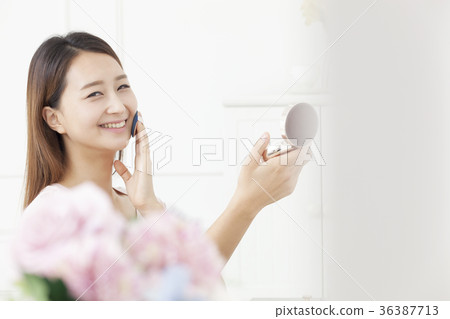 年輕的女人 36387713