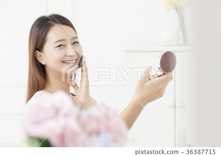 年輕的女人 年輕的女人 36387715