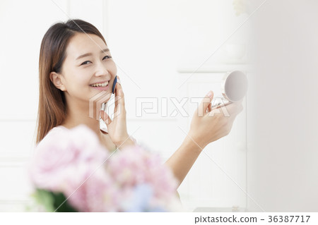 年輕的女人 36387717