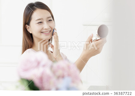 年輕的女人 年輕的女人 36387722