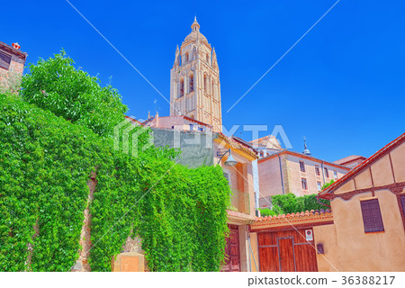 Narrow medieval streets of the city of Segovia Narrow medieval streets of the city of Segovia 36388217