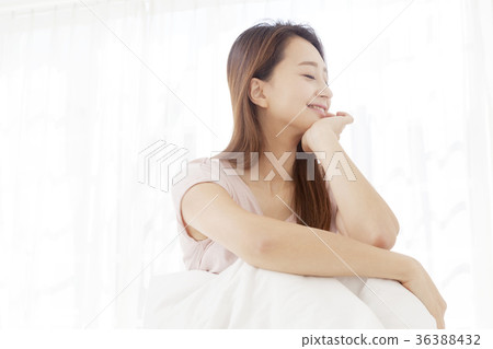 年輕的女人 年輕的女人 36388432