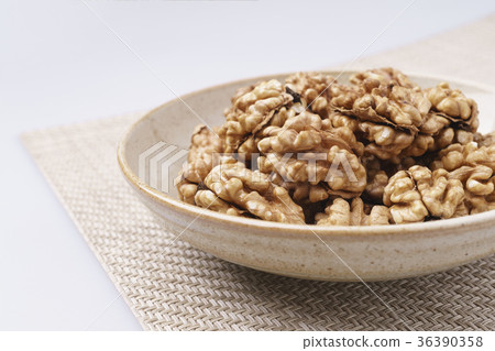 Walnut Walnut 36390358