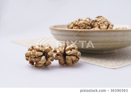 Walnut Walnut 36390363
