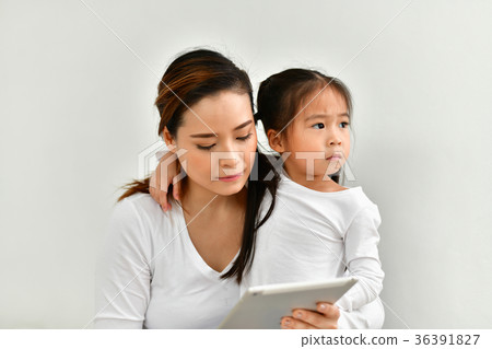 Family members are refusing to use the phone. Family members are refusing to use the phone. 36391827