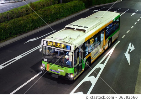 A city bus that runs at night in downtown Tokyo 36392560