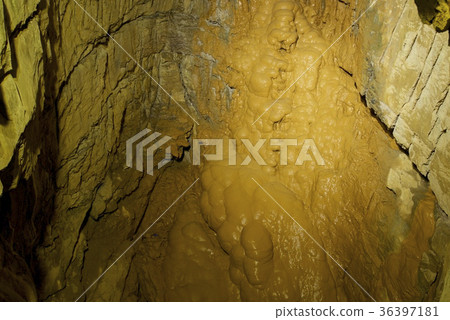 Ikura-dong stalactite stone, waterfall of the earth's axis (Okayama) Ikura-dong stalactite stone, waterfall of the earth's axis (Okayama) 36397181