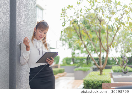 Elegant modern business woman working 36398799