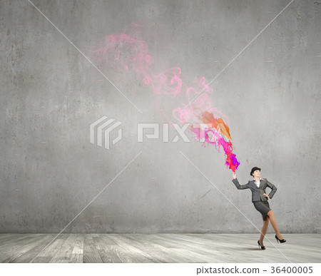 Businesswoman in bowler hat 36400005
