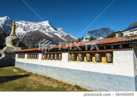 Mani car and Condéri in front of Namche Museum 36400009