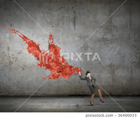 Businesswoman in bowler hat 36400033