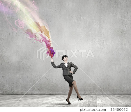 Businesswoman in bowler hat 36400052