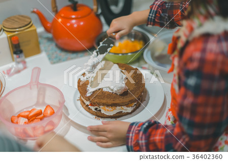 younger, cake-making, homemade cake 36402360