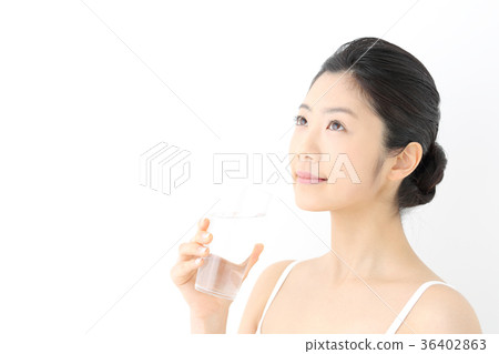 年輕女子喝水 36402863
