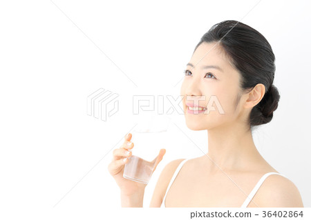 年輕女子喝水 36402864