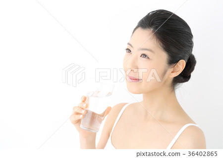 年輕女子喝水 36402865