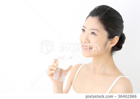 年輕女子喝水 36402866