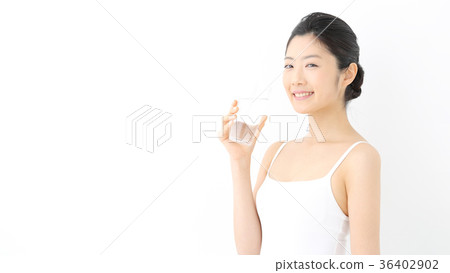 Young woman drinking water 36402902