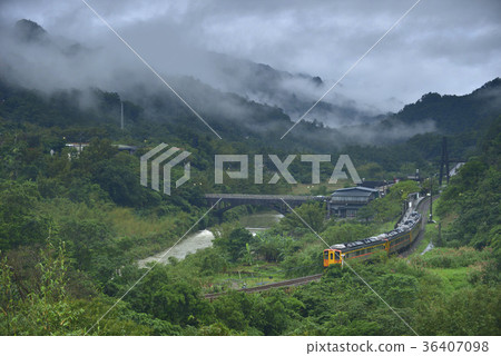 新北市,瑞芳鎮,望古車站,中華台北,火車站,鐵道,火車,溪流,水,山,樹,草,霧 36407098