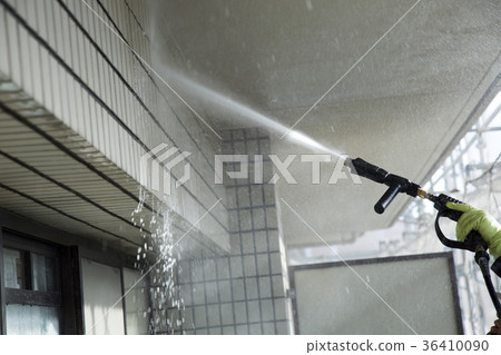 Cleaning work of the apartment wall 36410090