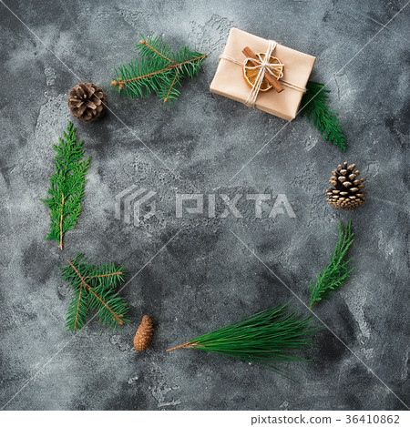 Round frame of Christmas gift box, winter tree 36410862
