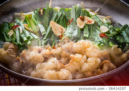 博多拿著鍋Motsunabe,或在火鍋煮熟的內臟 博多拿著鍋Motsunabe,或在火鍋煮熟的內臟 36414297