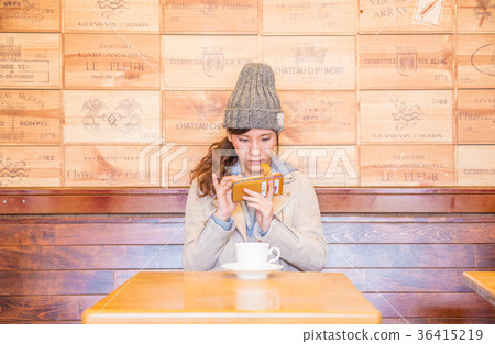 操作智能手機的婦女在咖啡館 36415219