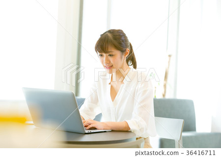 使用PC個人電腦事業形象辦公室女士的女性員工 36416711