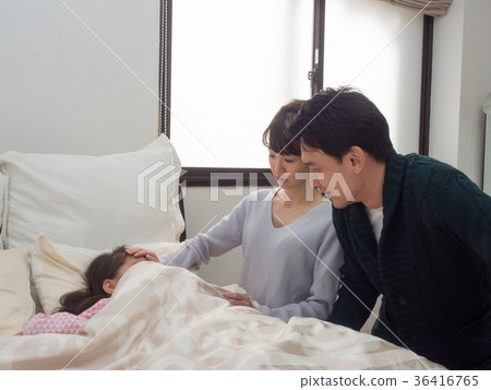 已婚夫婦照顧生病的女兒 36416765