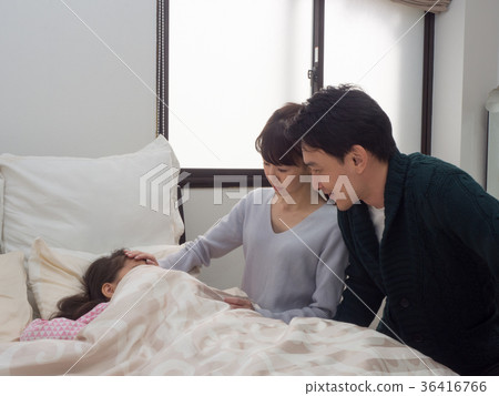 已婚夫婦照顧生病的女兒 36416766