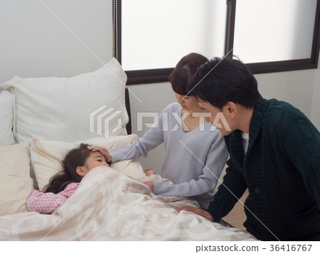 已婚夫婦照顧生病的女兒 36416767