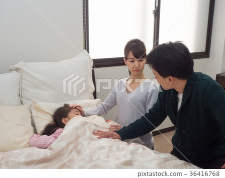 已婚夫婦照顧生病的女兒 36416768